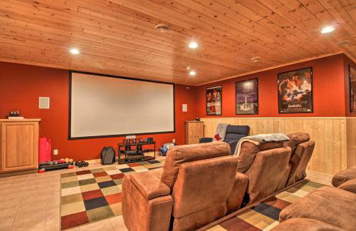 Cabin with Fire Pit and Movie Room, 1 Mi to Lake - Foto 3