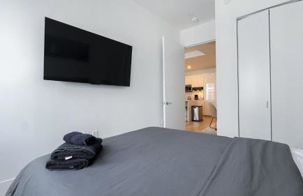 Stylish 3BR Luxury Retreat in the Heart of FiDi - Photo 12