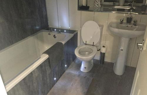 RIVER CLYDE VIEWS - PRIVATE & SPACIOUS APARTMENT - Photo 27