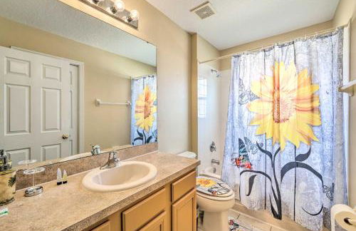 Spacious Family Home with Spa in Davenport! - Photo 20