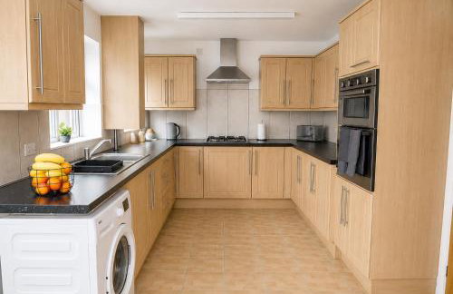 Large Home - Free Parking-WiFi By Hinkley Homes Short Lets & Serviced Accommodation - Photo 18