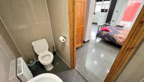 Full Studio Near Heathrow Airport & London - Foto 4, towels, Shower, wardrobe
