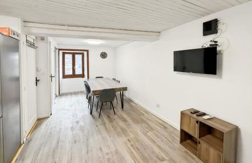 Gîte Rénové - Vue Imprenable Montagne - 2 Chambres - Photo 9