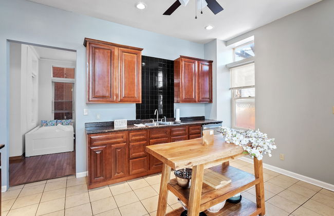 Massive Downtown Area Home... sleeps 14 - Photo 7