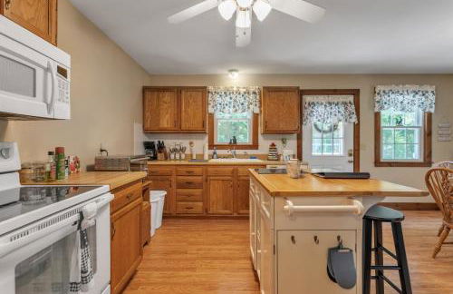 Cozy Bungalow Just Minutes from Mystic, Westerly Beaches, Boating and Casinos! bungalow - Foto 32