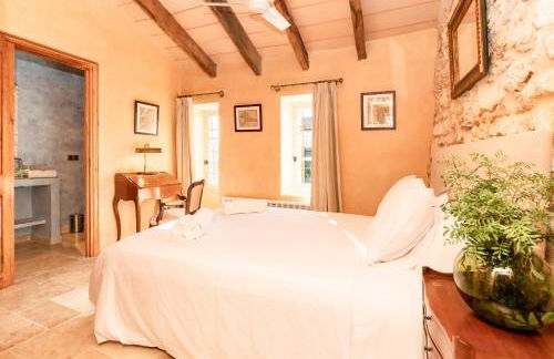 Casa de Piedra ubicada en el exclusivo wine village de Viladellops, te ofrece una experiencia única, donde el lujo y la tradición se fusionan en un entorno natural privilegiado - Foto 32