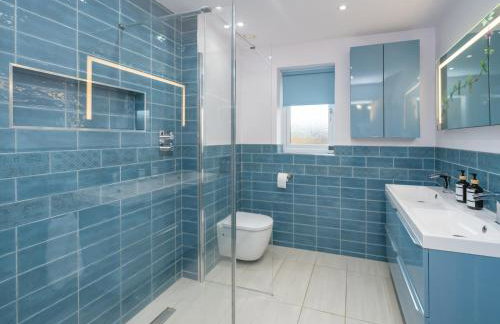 Modern 4-Bed Home Spacious & Comfortable - Pass the Keys - Foto 28