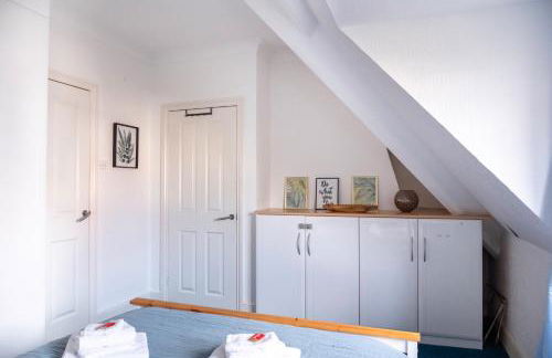 BOHO BEACH HOUSE- SLEEPS 8- 2 MIN DRIVE FROM BOSCOMBE PIER- SUPERFAST WiFi- FLAT SCREEN SMART TV- FREE ON STREET PARKING! - Photo 30