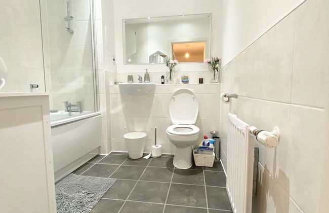 Captivating 1-bed Apartment in Barking - Photo 30