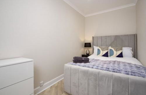 3BR Home Sleeps 6 Near Airport with Parking - Foto 14