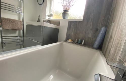 Two Sails Brixham - Spacious modern family seaside home - parking - wood-burner - dog friendly - Photo 32