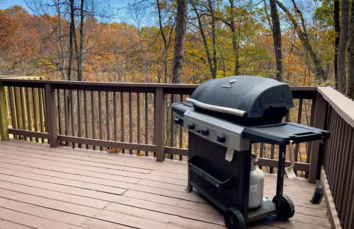 Chalet w Hot Tub Fireplace Grill FirePit & Wifi - Photo 27