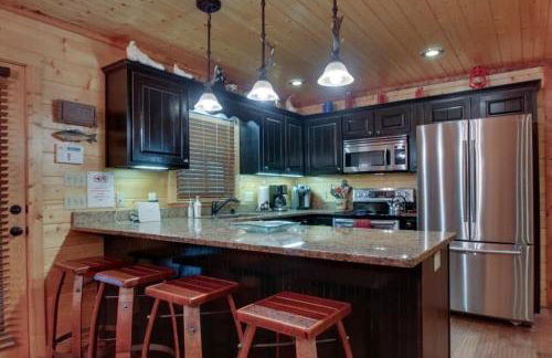 Astounding River View - Outdoor Hot Tub, Volleyball Net, Game Room + More! - Foto 14