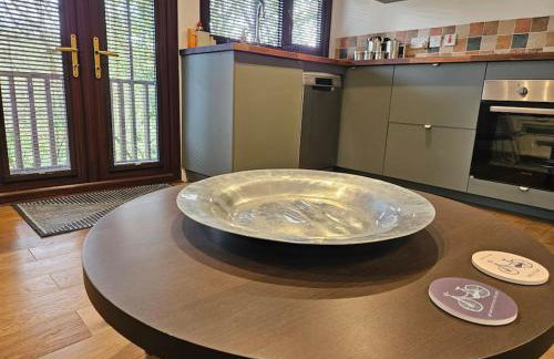 Treetops Lodge, private Cornish hideaway, parking, garden - Foto 41