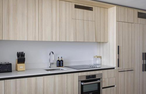 Upscale Downtown Condo Pool Gym & Skyline Views - Foto 43