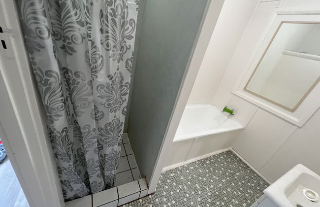 Pet Friendly 2 Bedroom Cottage with Yard - Photo 13