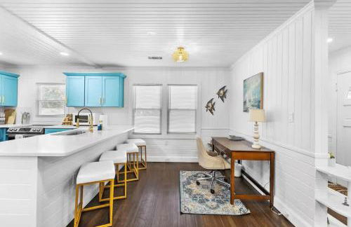 Chic Modern Cottage Near Downtown and Beaches Family - Photo 14