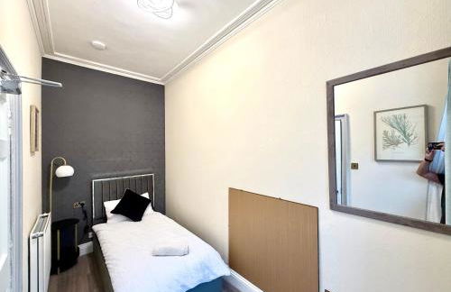 The Handy Hub Luxury Victorian Apartment - Fast WiFi & Central Edinburgh - Photo 24