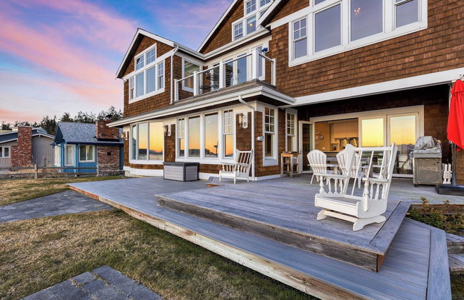 Waterfront 4bdr w/ Deck, Stunning Views, Fire Pit Cedar Street by Avantstay - Foto 36