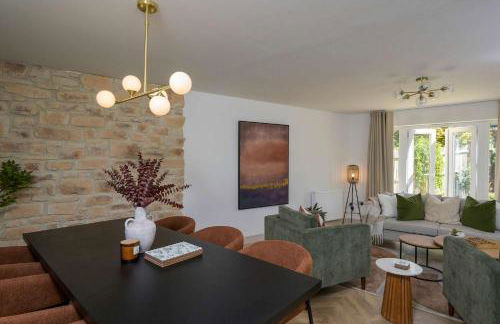 Modern Home on Edge of Cotswolds Private Parking - Photo 2