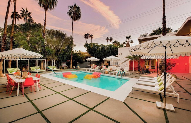 2 Rooms, Sleeps 8 Retro Hotel w/ Pool Wesley King Studio Buyout by Avantstay - Foto 28