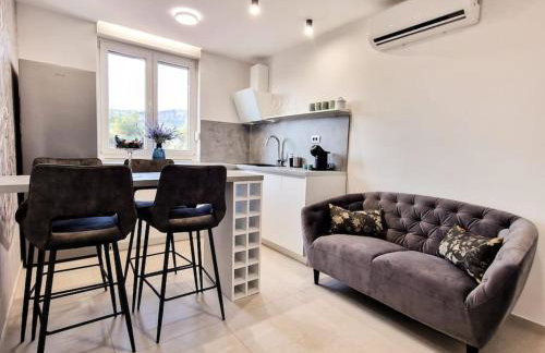 MonLux studio- FREE Public Parking- Easy & Straight Walk to the Center - Photo 6