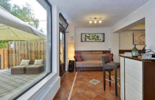 Twin Oasis Retreat with Pool & Spa - Happy Rentals - Foto 32