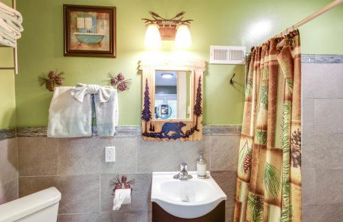 Deck with Hot Tub Ashton Cozy Cub Cabin - Foto 13