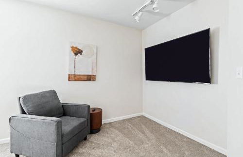 New Renovated 5BD Home with Hot Tub Sauna & Game Rm - Foto 15