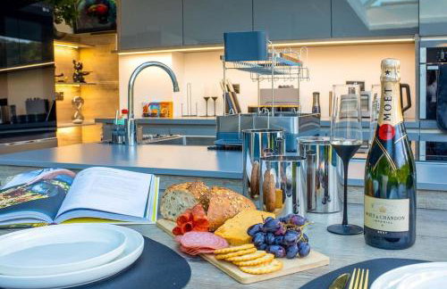 Luxury 4-Bedroom High-End Home, Includes Jacuzzi and Pool Table - Foto 75