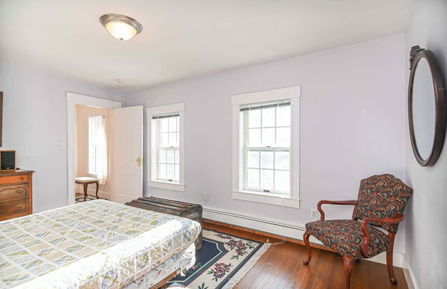 4 BDR w/ Private Hot Tub, Backyard and Deck! - Photo 6