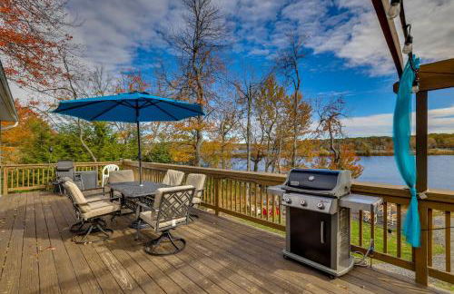 Lakefront Pocono Retreat with Hot Tub and Movie Hub - Foto 29