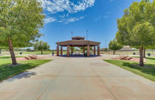 Patio and Fire Pit! Cozy Desert Retreat in Buckeye - Foto 30