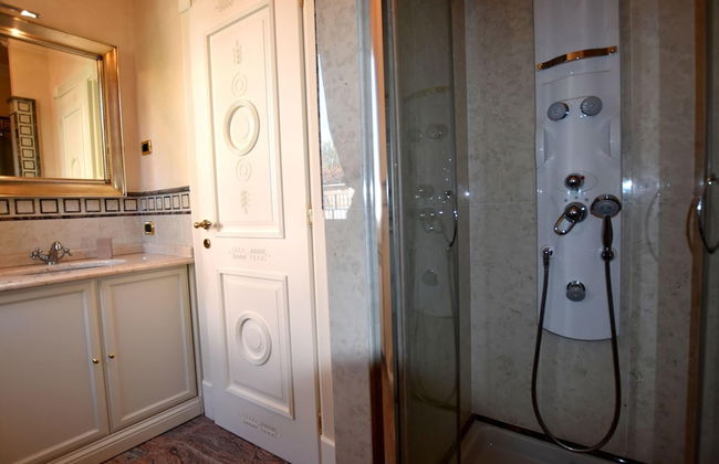 Luxurious Villa in Lombardy with Garden & Hot Tub - Photo 18