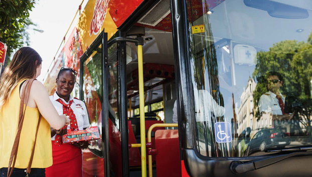 Autobús turístico de Riga - Foto 2, Subiéndonos al autobús turístico de Riga para empezar la ruta
