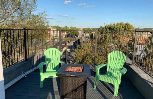 Sun-filled Capitol Hill home w/ parking & roofdeck - Photo 12