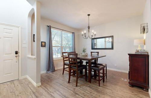 Charming family friendly home, enclosed backyard & 20 miles from San Antonio - Foto 9
