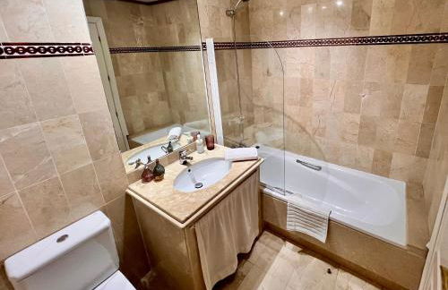 Luxury Beachfront Apartment with Pool in Costalita - Photo 7