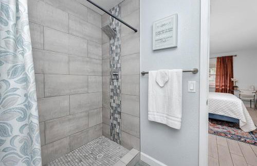 NEW Steps to Downtown - 7 Mins to Beach & Free Parking - Foto 30