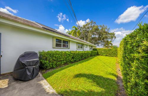 Tropical Villa Retreat with Private Pool & Peaceful Backyard - Stylish Escape in a Tranquil Residential Area - Foto 55