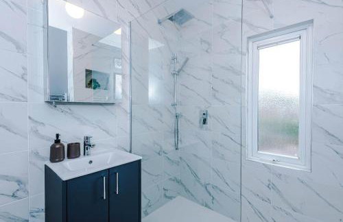 Spacious 3 Bed Home in Great Location by 53 Degrees Property - Ideal for Business with Parking - Foto 30