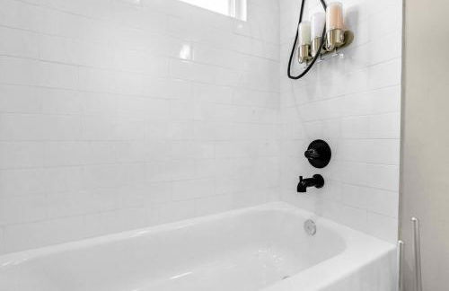 Gray Lux Hse 3BR 3 and half Ba MedCenter DownTWN HotTub - Photo 30