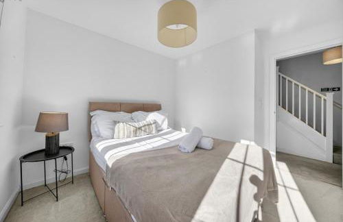 Spacious 4BR Newport Home - Ideal for Families & Groups - Foto 31