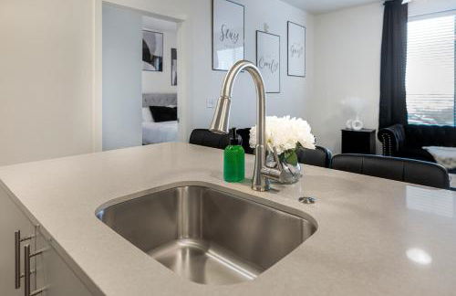 New Downtown Luxury APT ' 2 King Beds, Free Parking, Fast Wi-Fi & Gym Access! - Foto 16