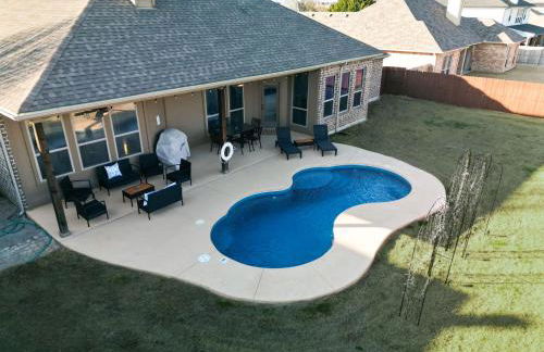 5-Bed 2-Bath with Pool & Backyard Retreat - Foto 43