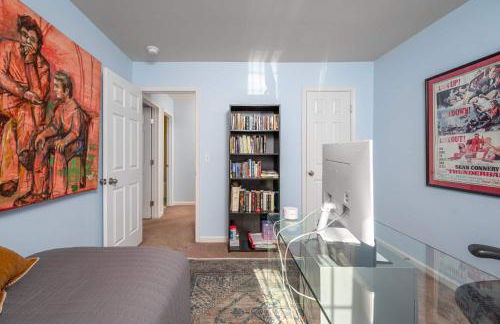 Modern 3-BR Townhome w Private Backyard Near RTP - Foto 33