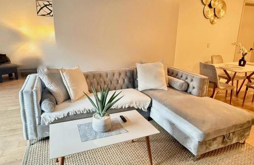 Hollywood Luxury Retreat I Pool Views I Jacuzzi I Fitness Center I Free Parking! - Foto 3