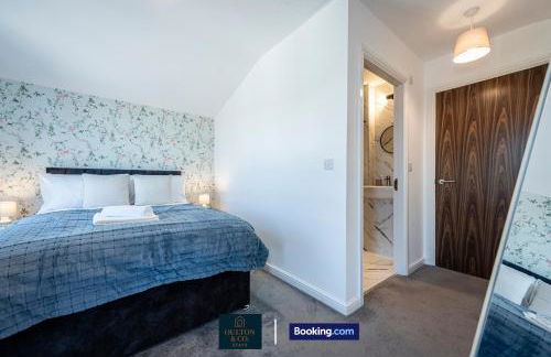 Luxury Retreat For 10 Short Lets & Serviced Accommodation Manchester with Hot Tub and Spacious Garden - Foto 12