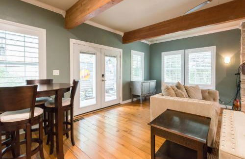 Remodeled Historic Lakefront Gem Overlooking Lake Travis and Jones Brothers Park *Great for Families and Groups* - Foto 46