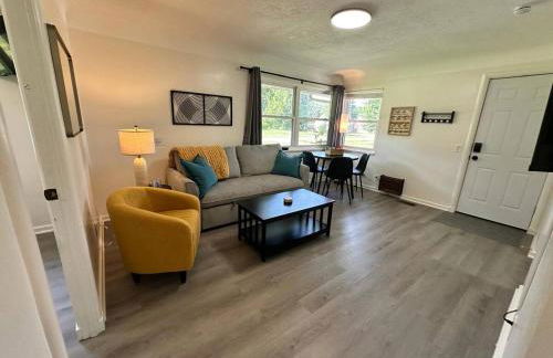 KING bed, Pet Friendly, Modern Retreat in CLE-BW - Foto 3